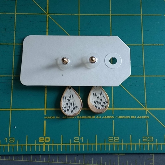Enamel post earrings - Picture 3 of 3
